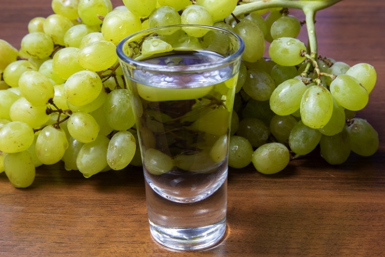Коньяк делают из винограда. Перегнать вино в самогон.